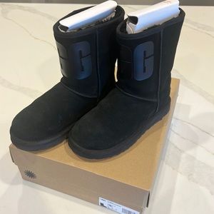 Girls UGG Boots - Classic Short Ugg Rubber Logo sz 5 ⭐️ excellent condition